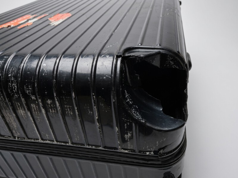 รับจำนำกระเป๋าเดินทาง Rimowa ทุกรุ่น ให้ราคาจำนำริโมว่าสูงที่สุด ปลอดภัย ได้เงินทันที มีสาขาทั่วกรุงเทพ 5 กระเป๋า Rimowa มือจับชำรุด ตัวอย่างความเสียหายที่ลดราคาจำนำ